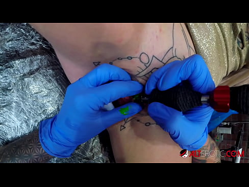 ❤️ Ekstreme tatuita varmulo Sully Savage ricevis tatuon sur sia klitoro ️❌ Anala porno ĉe eo.appassistance.ru ❌